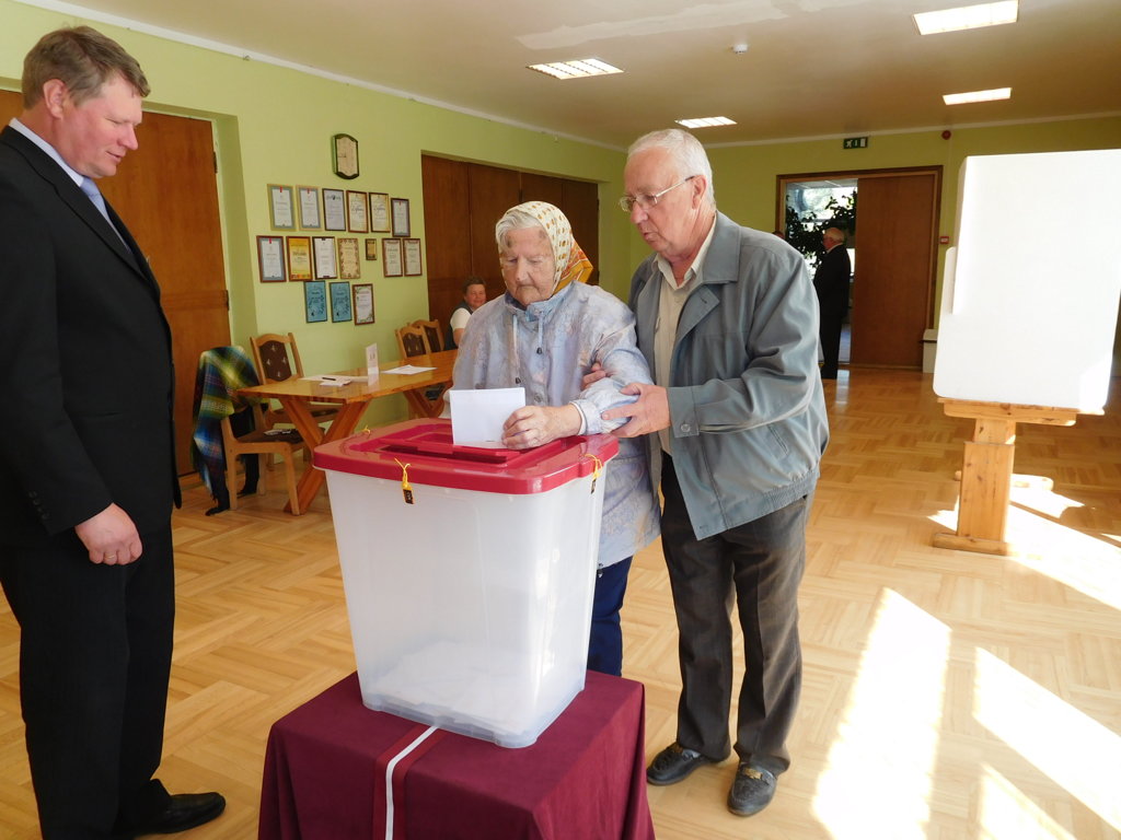 Balsošanā iecirknī ieradusies viena no vecākajām Viļķenes iedzīvotājām - Elza Dreiblate